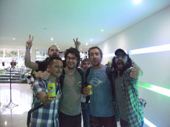 Junto com a banda The Hall Effect, no hotel Paraiso, em Girardot, na Colômbia